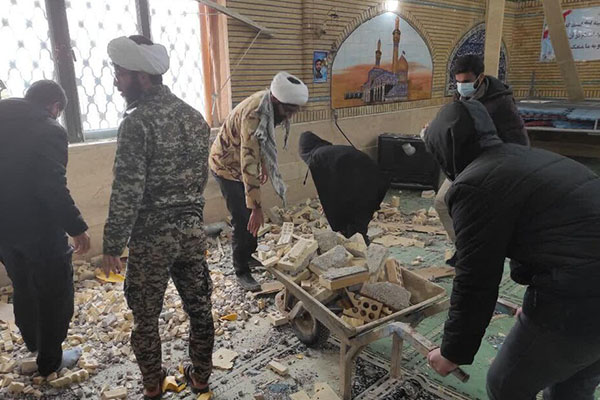 طلاب جهادی در خط مقدم امدادرسانی به زلزله‌زدگان سی‌سخت