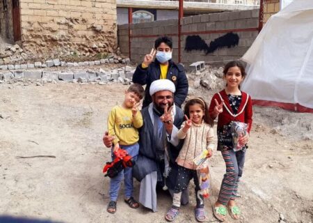 کودک سی‌سختی با دلجویی امام محله از شوک درآمد