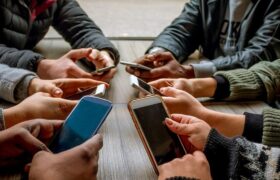 چه زمانی باید استفاده از تلفن همراه نوجوان‌مان را محدود کنیم؟
