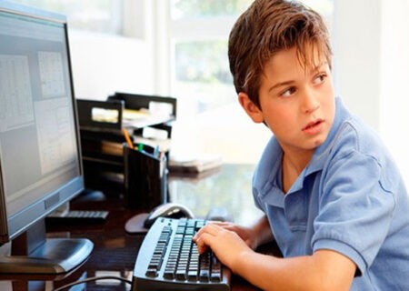 خطرات و مضرات بازی‌های آنلاین برای کودکان