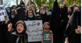 تجمع جمعی از زنان افغانستانی در اعتراض به طالبان در قم