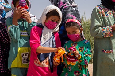 مراسم چهارپایه خوانی در پاکدشت و اطعام محرومین و اهدای عروسک به دختران