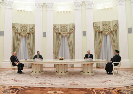 آیا تشریفات بعمل آمده در استقبال از آقای رئیسی در مسکو غیرمعمول بود؟/دلیل فاصله زیاد رئیسی و پوتین در دیدار دوجانبه چه بود؟