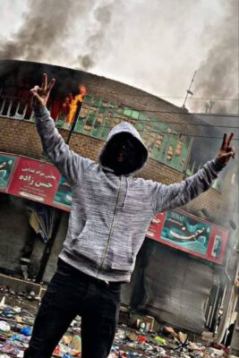 نوجوان و اغتشاش