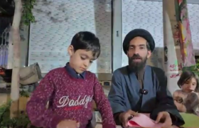 نصرت خدا با بساط نقاشی و اوریگامی