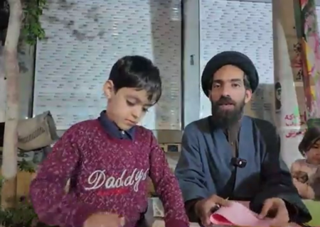 نصرت خدا با بساط نقاشی و اوریگامی