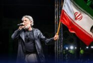 اجرای بینش بلور (قیصر)، خواننده ایرانی مقیم خارج از کشور در میدان انقلاب