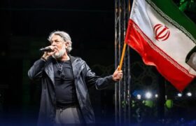 اجرای بینش بلور (قیصر)، خواننده ایرانی مقیم خارج از کشور در میدان انقلاب