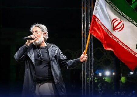اجرای بینش بلور (قیصر)، خواننده ایرانی مقیم خارج از کشور در میدان انقلاب