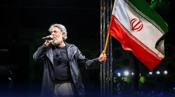 اجرای بینش بلور (قیصر)، خواننده ایرانی مقیم خارج از کشور در میدان انقلاب